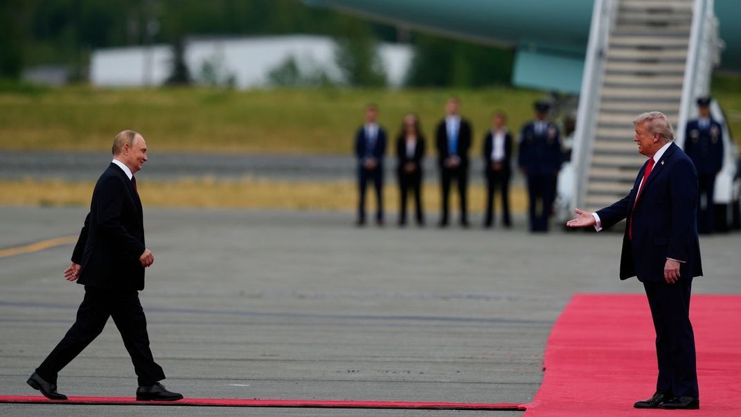 Trump und Putin bei ihrem Treffen in Alaska: Moskau dementiert Absprachen über einen Ukraine-Gipfel.