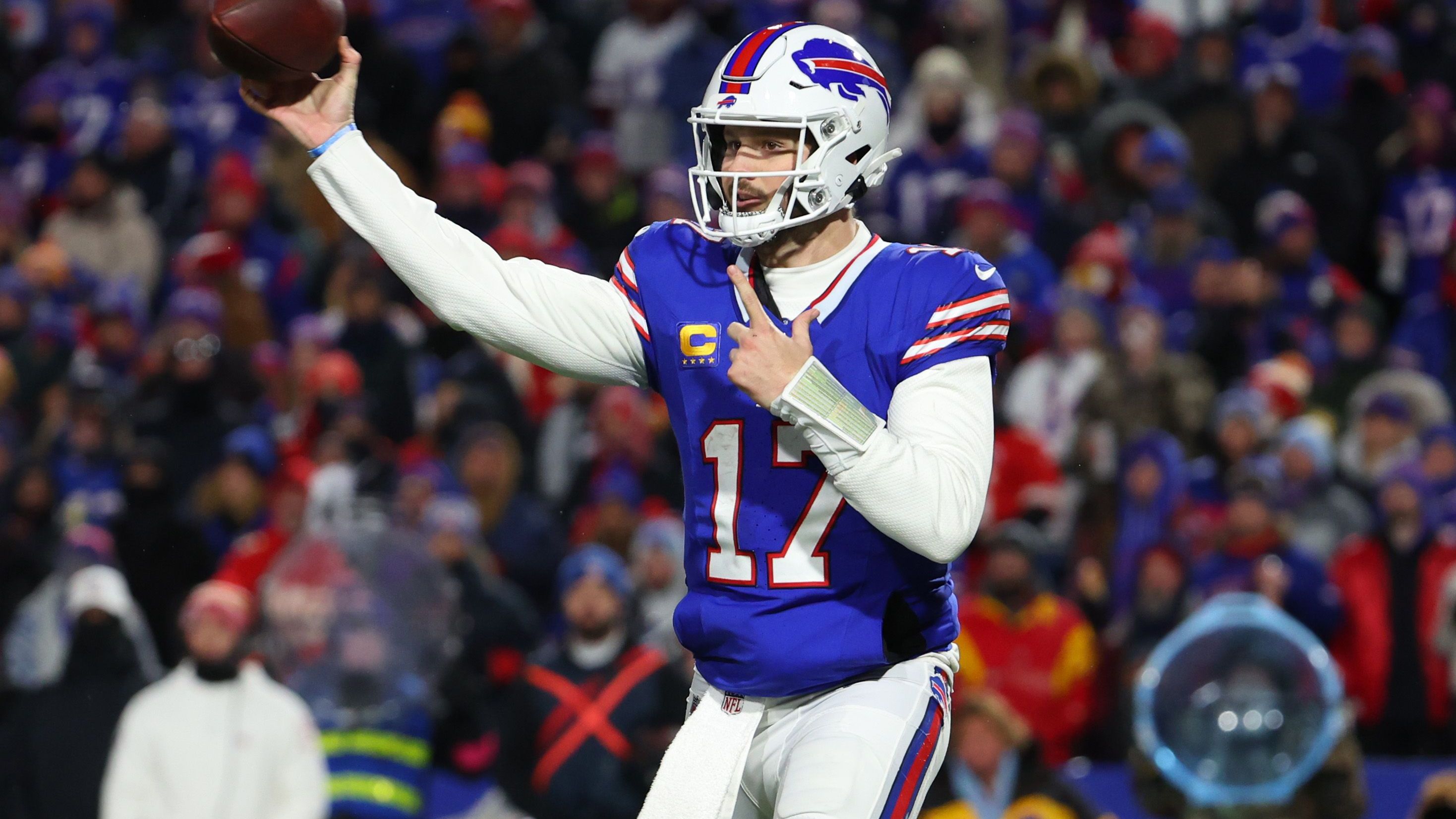 <b>Buffalo Bills - Chiefs 2.0</b><br>Spare das Geld für Top-Receiver und setze lieber alles auf deinen MVP-mäßigen Quarterback. Klingt nach den Kansas City Chiefs? Jetzt auch nach den Buffalo Bills! Stefon Diggs wurde abgegeben, junge Spieler sollen das auffangen und das Geld wird an anderer Stelle ausgegeben. Die Bills versuchen sich als Schatten ihres größten Nemesis: den Chiefs.