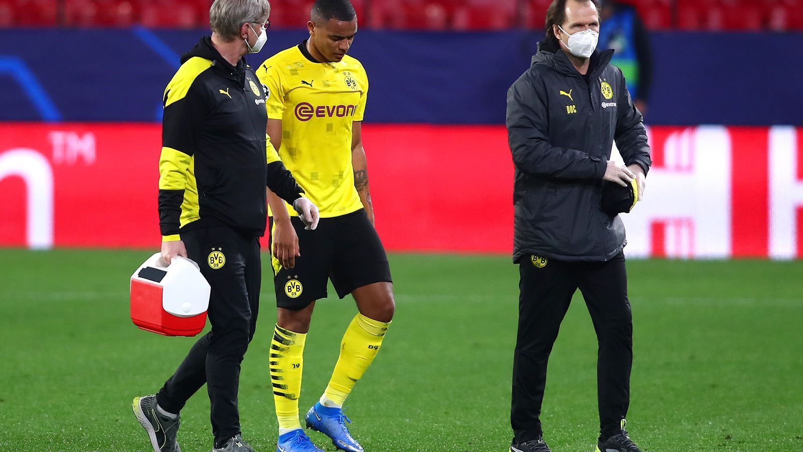 
                <strong>Manuel Akanji</strong><br>
                Akanji zieht sich früh im Spiel eine Blessur am Oberschenkel zu, kann aber weiterspielen. Mit seinen schnellen Vorstößen bringt er den Ball zügig nach vorne, spielt zudem lange Pässe in die gefährlichen Zonen. Einziger Wermutstropfen: In der 65. Minute leistet er sich nahe am eigenen Strafraum einen Ballverlust, der aber ohne Folgen bleibt. ran-Note: 2
              