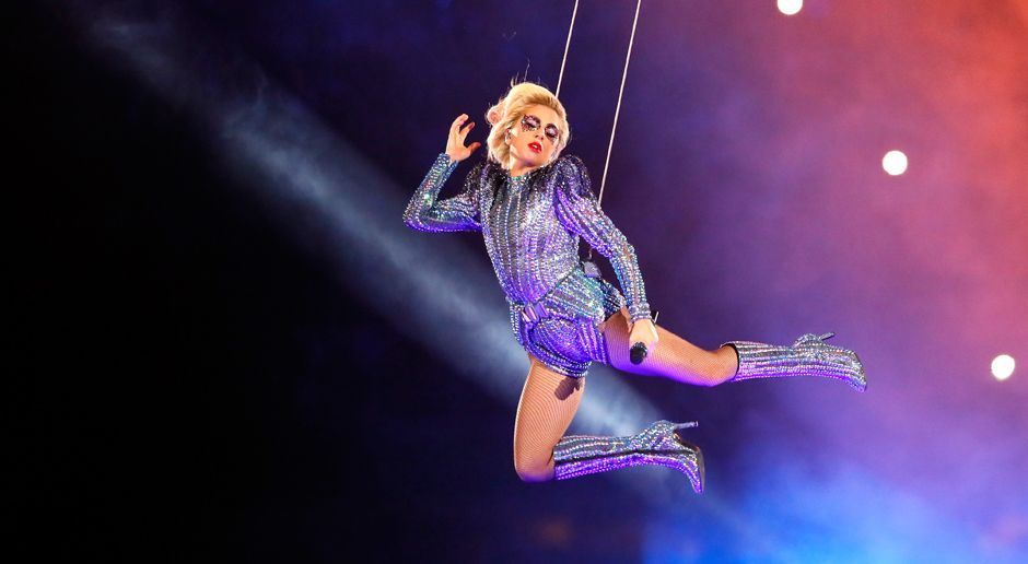 
                <strong>Super Bowl 2017: Die Halftime-Show von Lady Gaga</strong><br>
                Zu Beginn schwebte die Gaga von Hallendach auf die Bühne hernieder.
              