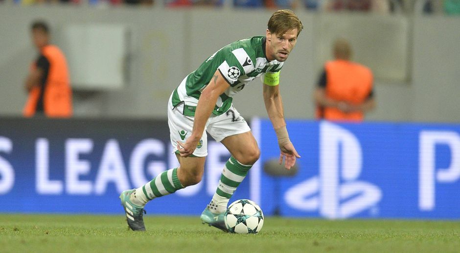 
                <strong>Adrien Silva </strong><br>
                Wegen 14 Sekunden 4 Monate zusehen: Adrien Silva könnte eine Panne seines neuen Klubs Leicester City teuer zu stehen kommen. Der Ex-Meister darf den 24-Millionen-Neuzugang wohl erst im Januar einsetzen. Nach BBC-Informationen reichte der Ex-Meister die nötigen Unterlagen für eine Spielberechtigung exakt 14 Sekunden zu spät ein. Der Wechsel des Europameisters von Sporting Lissabon war am 31. August kurz vor Schließung des Transferfensters abgewickelt worden. Derzeit prüft Leicester einen Einspruch gegen die FIFA-Entscheidung.
              