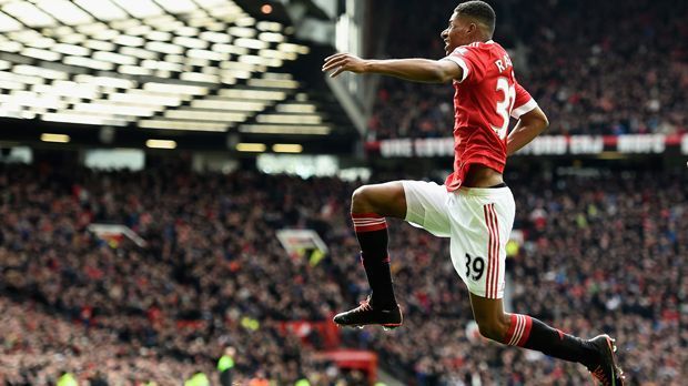 
                <strong>Marcus Rashford</strong><br>
                Marcus Rashford – den Namen sollte man sich merken. Der 18-Jährige aus der Akademie von Manchester United hat sich mit vier Toren in seinen ersten beiden Profi-Spielen auf Anhieb in die Herzen der United-Fans gespielt. ran.de stellt den jungen Stürmer vor.
              