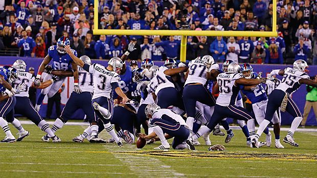 
                <strong>Gostkowski nimmt Maß</strong><br>
                Auf Stephen Gostkowski (Nummer 3) können sich die New England Patriots verlassen. Der Kicker rettet dem NFL-Champion mit seinem Field Goal über 54 Yards in der Schlusssekunde beim 27:26 bei den New York Giants die Siegesserie. Mit seinem 264. erfolgreichen Versuch schießt er sich an die Spitze der Franchise-Rangliste. Adam Vinatieri bleibt mit 263 Field Goals nur Rang zwei.
              