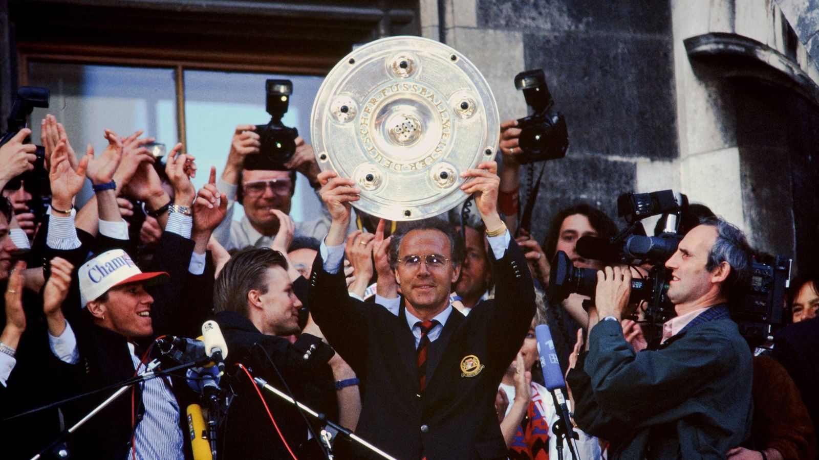<strong>Meistertrainer 1994</strong><br>Seiner Titelsammlung fügte Franz Beckenbauer 1994 noch eine Deutsche Meisterschaft als Trainer hinzu, 1996 gewann er mit dem FC Bayern München auch noch den UEFA-Cup.