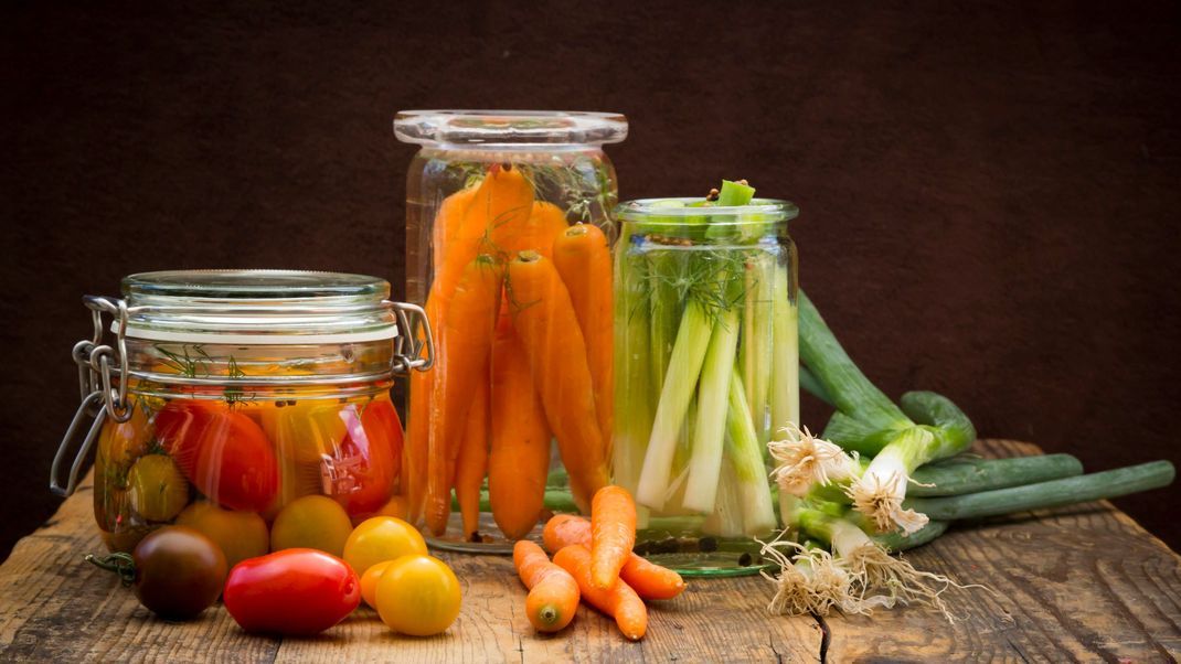 Von Karotten, über Gurken bis hin zu Peperoni: Verschiedene Gemüsesorten kannst du einzeln oder auch als Gemisch fermentieren.