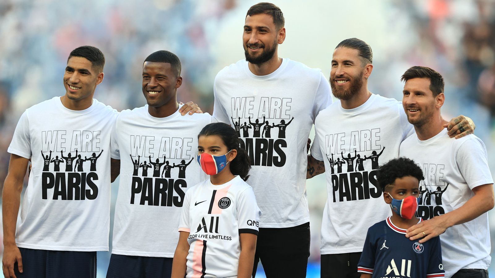 
                <strong>Paris St. Germain (Frankreich)</strong><br>
                Nach dem verpassten Meistertitel der Vorsaison ging Frankreichs Vizemeister Paris St. Germain im Sommer 2021 auf Shoppingtour. Lionel Messi, Sergio Ramos, Gianluigi Donnarumma, Georginio Wijnaldum und Achraf Hakimi (v.r.n.l.) schnappte sich PSG und zeigt damit ganz deutlich, dass der Klub erneut in der Ligue 1 und erst recht in der Champions League richtig angreifen will.
              