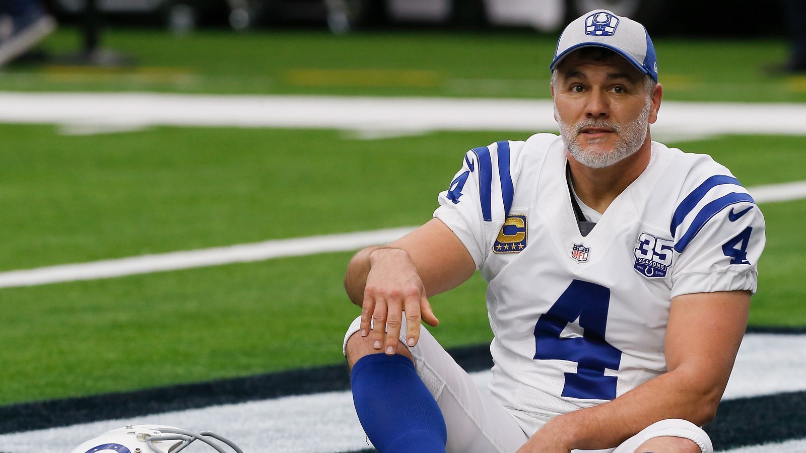 
                <strong>Adam Vinatieri (Indianapolis Colts): seit 1996</strong><br>
                Der ewige Vinatieri! Kein Spieler spielt länger in der NFL, als der 46-Jährige. Mit den New England Patriots gewann der Kicker drei Super-Bowl-Titel bei den Indianapolis Colts kam ein weiterer dazu. Vinatieri  wurde jeweils dreimal ins All-Pro-Team und in den Pro Bowl gewählt und hält den Rekord für die meisten erzielten Punkt (2.598). 
              