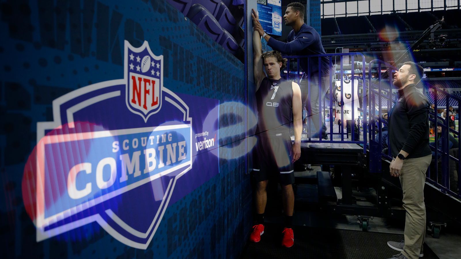 
                <strong>Verlierer: Journalisten im Media Room</strong><br>
                Der wirkliche Skandal beim Combine spielte sich aber hinter den Kulissen ab. J.P. Finlay von "NBC" berichtete am Donnerstag, dass im Media Room die Pepsi Light bereits im Laufe des Vormittags ausgegangen war, was zu Schockstarre bei mehreren der anwesenden Medienvertreter führte.
              