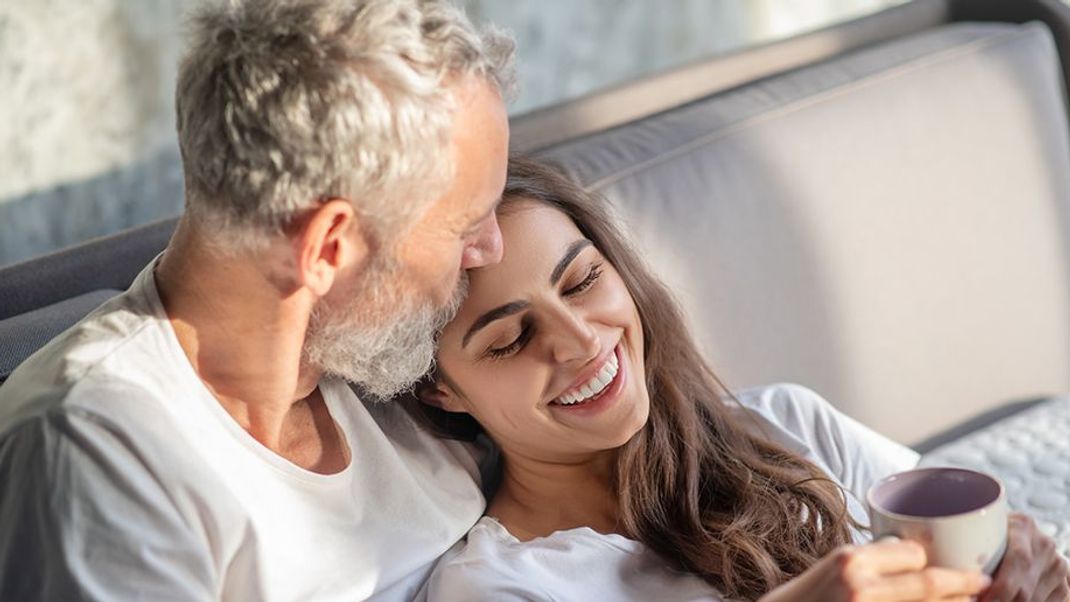 Ältere Männer daten, finden einige Frau reizvoll.