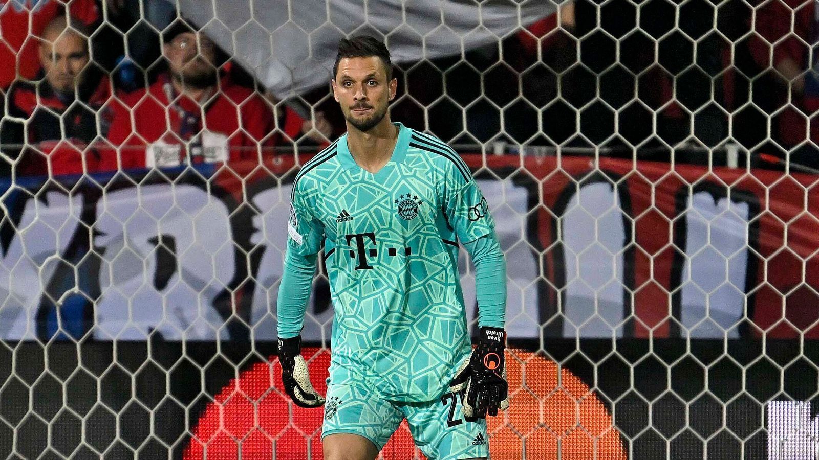 
                <strong>Sven Ulreich</strong><br>
                Hält grandios mit dem Kopf in der 60. Minute einen Kopfball aus kurzer Distanz. Bei beiden Pilsener Treffern machtlos. Dem 34-Jährigen unterlaufen allerdings im Aufbauspiel einige Abspielfehler. In der 30. Minute sorgt er mit einem Fehlpass in Richtung Goretzka für die erste Pilsener Chance. ran-Note: 3
              