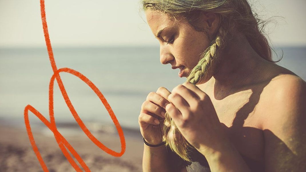 Flechtfrisuren und Hippie-Zöpfe schmeicheln nicht nur deinem Strand-Look, sondern du ersparst dir damit auch späteres Entwirren der Haare nach dem Sonnenbaden.