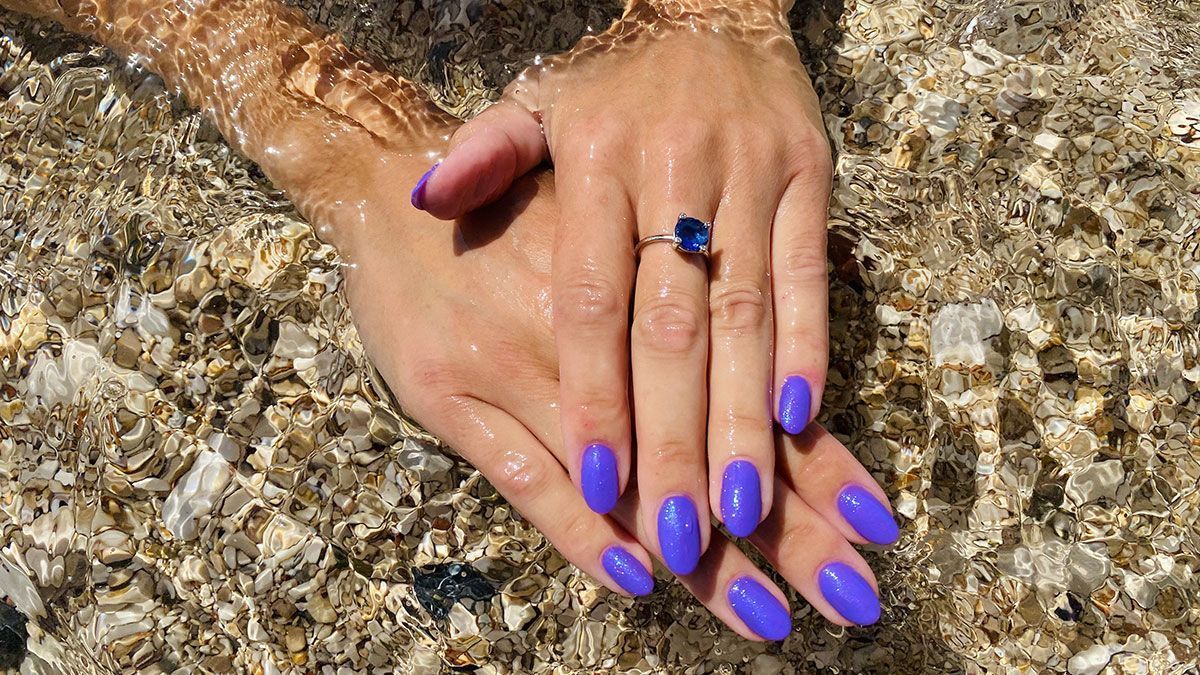 Intensives True Blue oder sanftes Baby Blau – was gefällt euch besser? Wir zeigen euch die schönsten Looks des Maniküre-Trends "Ibiza Nails".