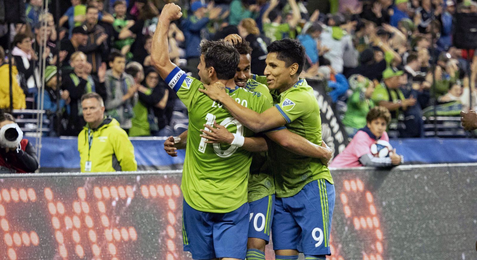 
                <strong>Seattle Sounders (Western Conference)</strong><br>
                In der Western Conference setzte sich der Meister von 2016, die Seattle Sounders, als Zweiter durch und hat so in der ersten Playoff-Runde Heimrecht. Mit der Verpflichtung von Stürmer Raul Ruidiaz (re.) gelang den Sounders schon im Jahr 2018 ein wichtiger Schritt in der Personalplanung. Der Peruaner, der zuvor in Mexiko spielte, sorgte 2019 mit elf Toren dafür, dass Seattles Fußballfans wieder Playoff-Fußball geboten bekommen. In der Vorsaison war allerdings in den Playoffs schon im Viertelfinale gegen die Portland Timbers nach Elfmeterschießen Endstation. Dieses Jahr geht es aber ohnehin gegen eine andere Mannschaft, Seattle empfängt mit ...
              