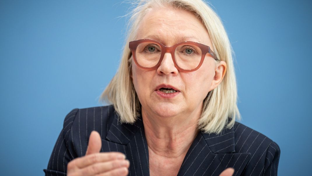 Die Chefin der Wirtschaftsweisen, Monika Schnitzer, schlägt vor, die Witwenrente abzuschaffen.