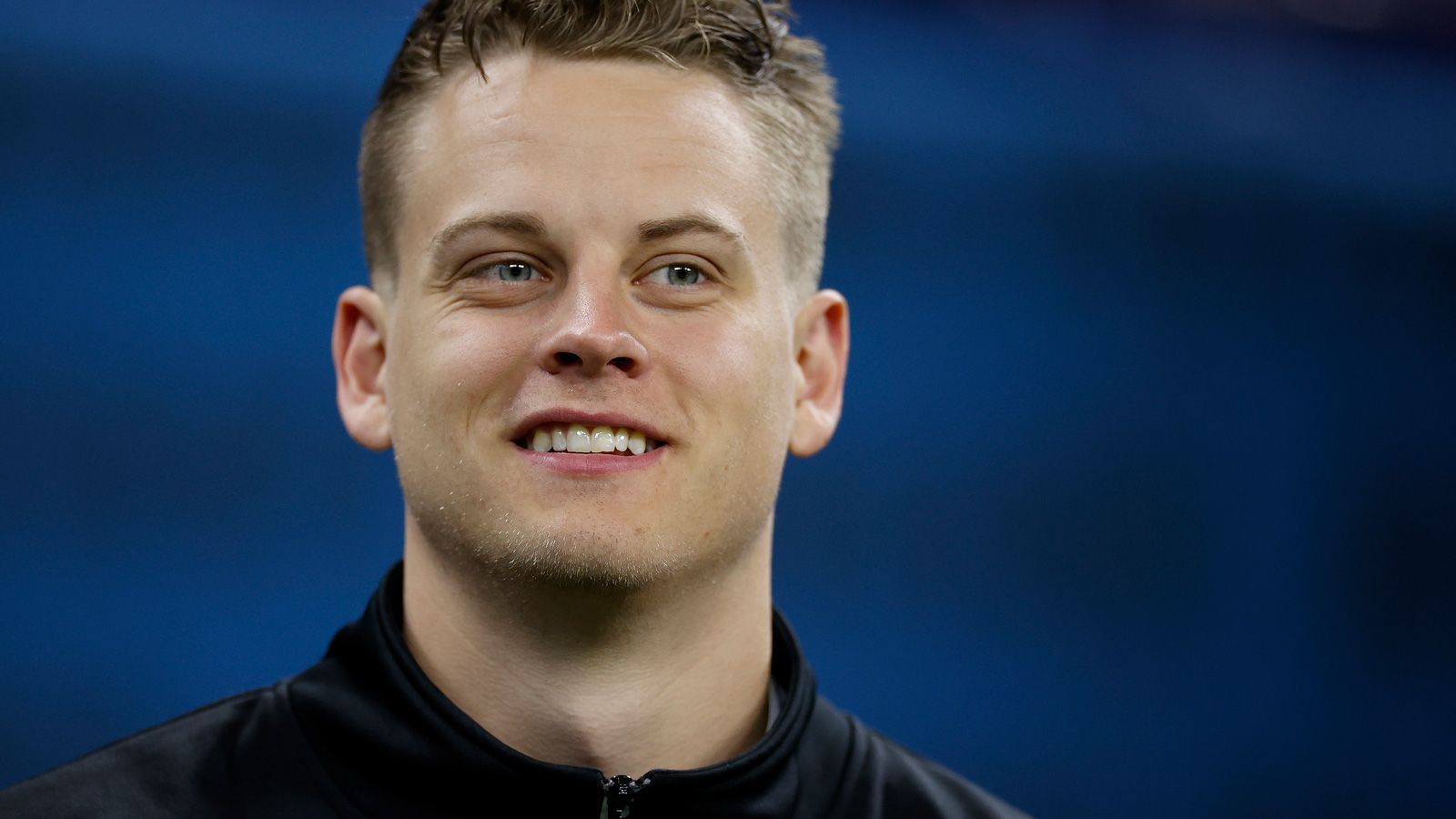 
                <strong>Joe Burrow (Cincinnati Bengals)</strong><br>
                Der Nummer-1-Pick ist die große Hoffnung in Cincinnati. Nach einer für ihn ebenfalls nachteiligen Offseason verliert Burrow ganz offensichtlich keine Zeit. Der Tenor: Bei den Bengals vergessen sie bisweilen, dass der Junge Rookie ist. Burrow zeigt ganz offensichtlich schon jetzt eine Menge Vertrauen und Selbstbewusstsein. Und seinen starken Arm.
              