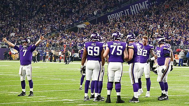 
                <strong>Minnesota Vikings </strong><br>
                Gründung: 1961Stadion: U.S. Bank StadiumSuper-Bowl-Siege: -Stars: Everson Griffen (Defensive End), Xavier Rhodes (Cornerback)Besonderheit: Minnesota prägt seinen Vikinger-Kult mit dem "Skol-Jubel", ähnlich der Einlage der isländischen Fußballfans bei der EM 2016.
              