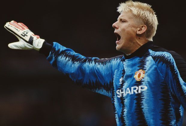 
                <strong>Torwart: Peter Schmeichel</strong><br>
                Der Däne gewann mit Manchester United 1999 das Triple und feierte mit Dänemark 1992 den EM-Triumph. Gilt als einer der besten Keeper seiner Generation. 
              