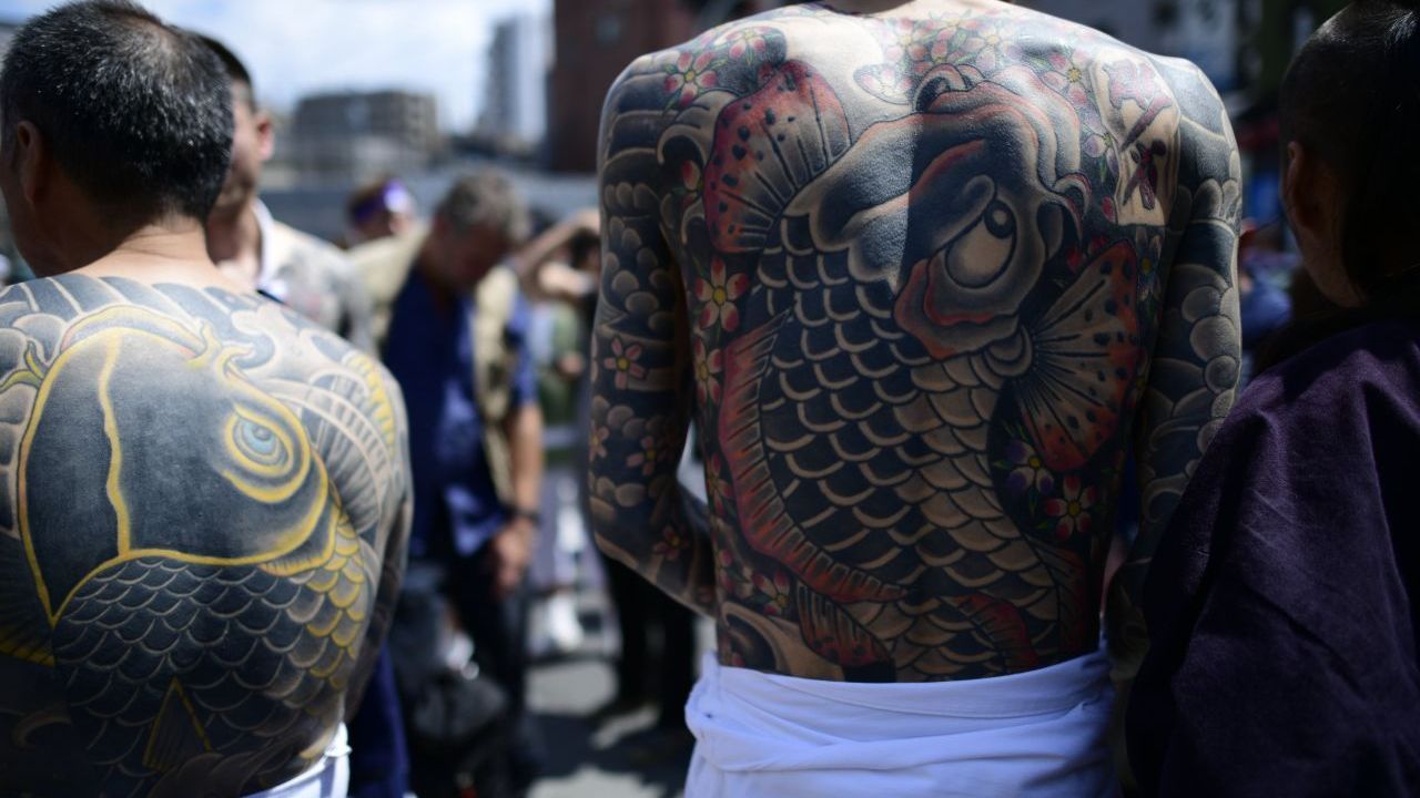 Die Motive der Yakuza-Tätowierungen (Phönix, Drache, Sakura-Blüten, Oni-Masken, Samurai-Kämpfer usw.) sind aus der japanischen Kunst, Kultur und Religion. Jedes Motiv hat seine eigene Bedeutung. Andere Symbole zeigen den Status und Rang in der Organisation.