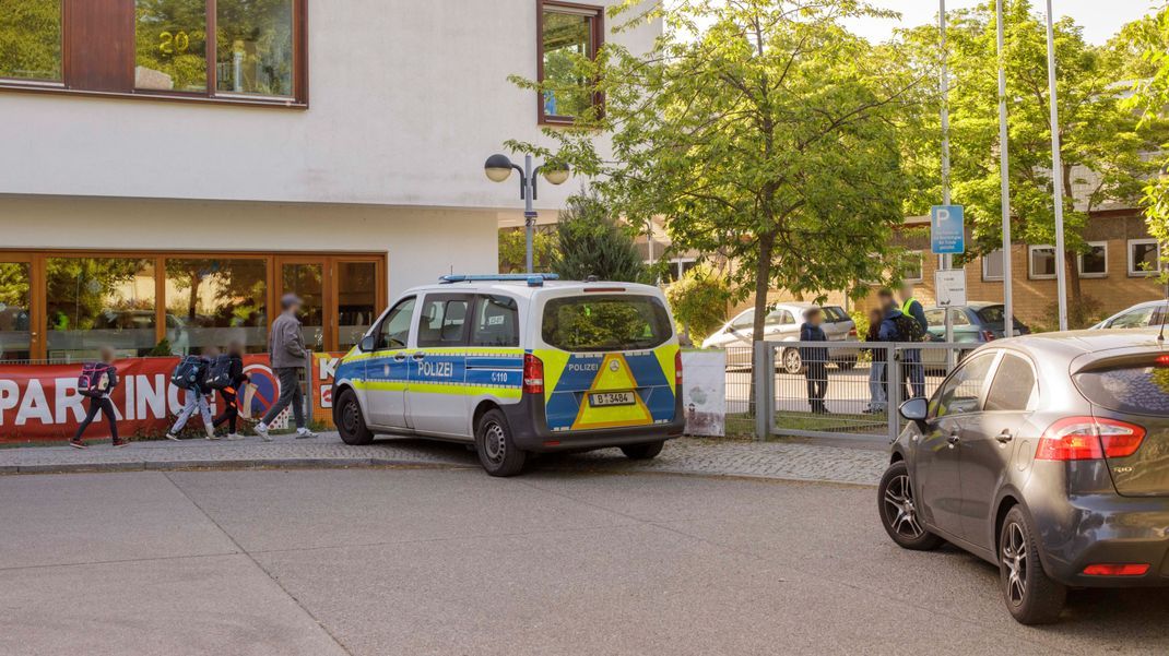 Dem nun festgenommenen 13-Jährigen wird vorgeworfen, einen zwölf Jahre alten Mitschüler mit einer Stichwaffe attackiert zu haben.