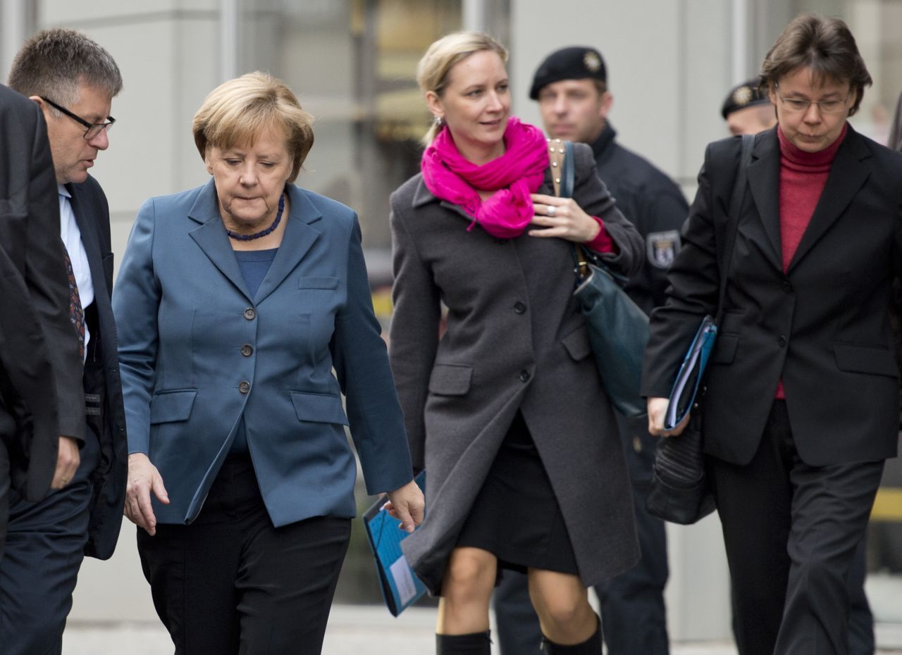 Eva Christiansen (mittig) und Beate Baumann (rechts) gehörten als Berater:innen zu den engsten Vertrauten der ehemaligen Bundeskanzlerin Angela Merkel. Unter anderem schrieben sie für sie zahlreiche Reden.