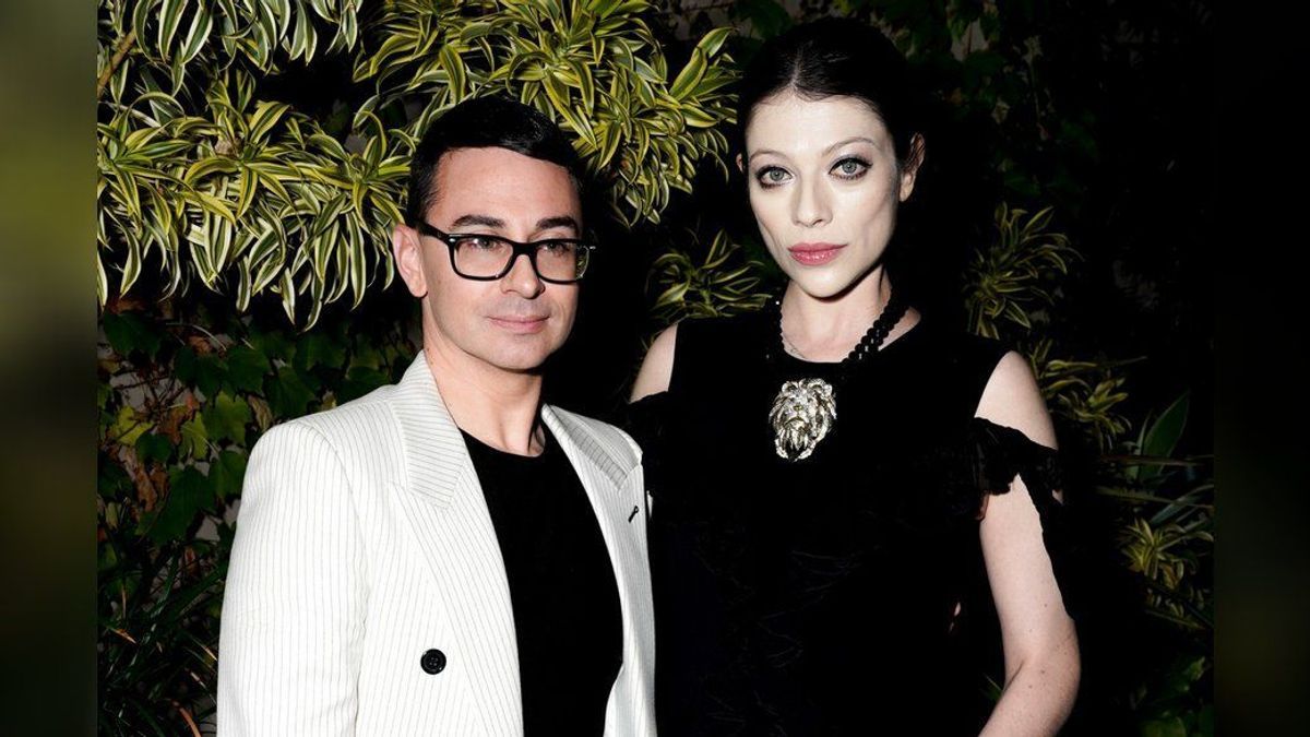 Kaum noch zu erkennen: Michelle Trachtenberg im November 2023 mit Designer Christian Siriano.