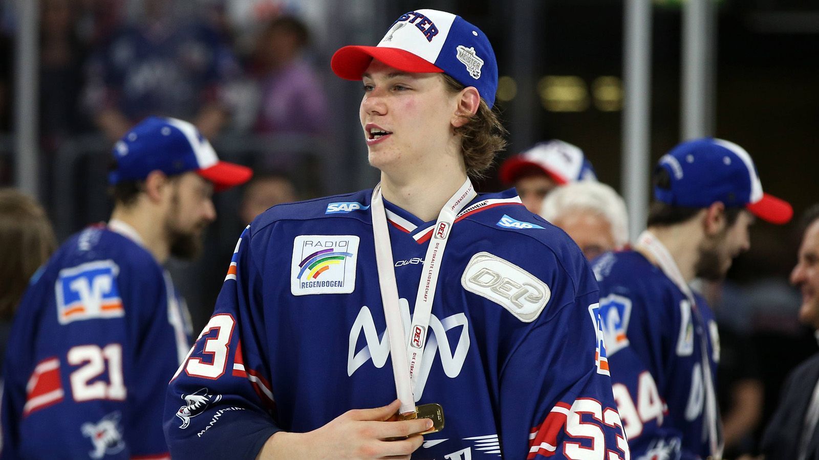 
                <strong>Meister mit Mannheim</strong><br>
                Ende April konnte der 18-Jährige den Gewinn der Deutschen Eishockey Liga (DEL) feiern und mit seinen Adlern dem Titelträger Red Bull München die Trophäe entreißen. Die Playoffs dominierten die Adler fast nach Belieben und räumten nacheinander die Nürnberg Ice Tigers (4:1), die Kölner Haie (4:0) und schließlich im Finale Titelverteidiger EHC Red Bull München aus dem Weg zur DEL-Meisterschaft.  
              