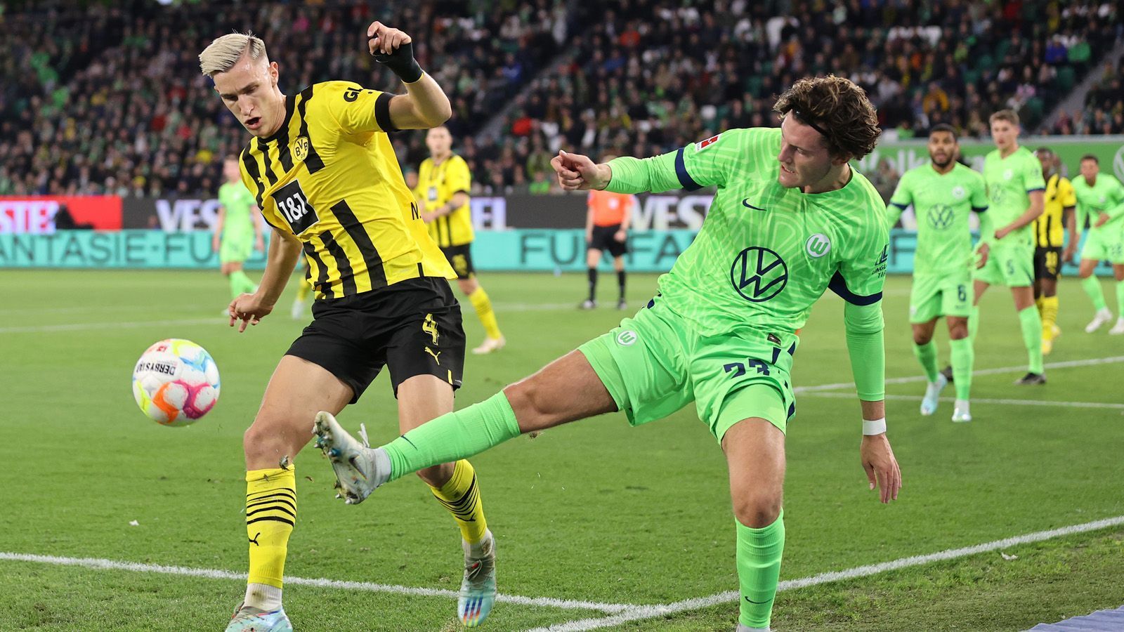 
                <strong>Nico Schlotterbeck (Borussia Dortmund)</strong><br>
                So richtig rund läuft es für den BVB-Neuzugang in dieser Saison nicht. Licht und Schatten wechseln sich noch zu oft ab. So auch beim VfL Wolfsburg, wo Schlotterbeck Schwächen im Stellungsspiel offenbarte. Bei einer Wölfe-Ecke in der ersten Halbzeit verlängerte er zu allem Übel auch noch unglücklich und legte Van de Ven unglücklich das 1:0 auf. Hat trotzdem auch gute Momente und ist zudem auch torgefährlich. Eine Nicht-Nominierung wäre eine Überraschung. WM-Zug: Platz ist reserviert
              