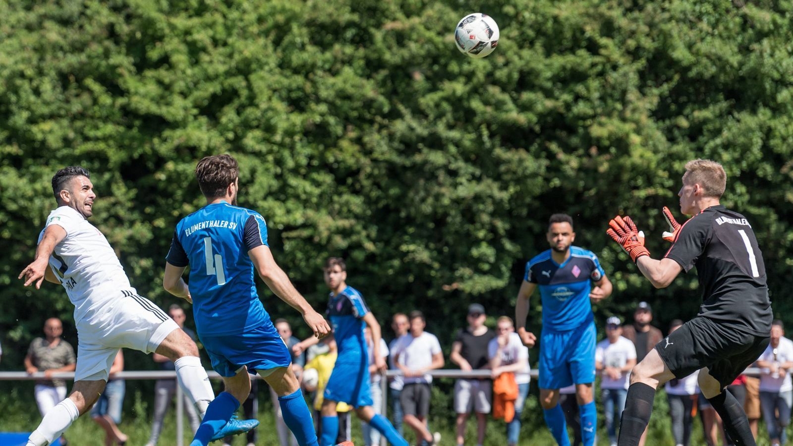 
                <strong>Abschiedsspiel für Tormaschine</strong><br>
                Sein Abschiedsspiel ist ein ganz besonderes: Torjäger Iman Bi-Ra will gegen den Bundesligisten Borussia Mönchengladbach nochmal für den Fünftligisten BSC Hastedt bomben. Der 34-Jährige beendet seine Karriere, erzielte in 139 Spielen 174 Tore. Daneben hält den Tor-Rekord der Bremen-Liga, schaffte 2013/14 satte 48 Tore. Hastedt wird er erhalten bleiben. Denn der Polizei-Kommissar ist zugleich auch der Sportchef des Klubs. Der Bild verriet er: "Geplant ist, dass ich die Mannschaft als Kapitän aufs Feld führe und dann ausgewechselt werde. Ich werde Gänsehaut haben. Eine Ära geht zu Ende."
              