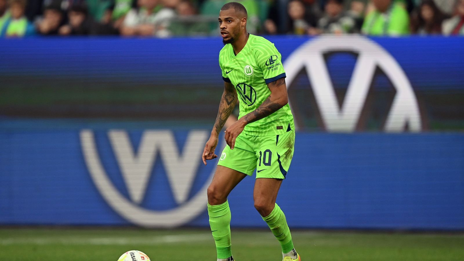 
                <strong>Lukas Nmecha (VfL Wolfsburg)</strong><br>
                Wolfsburgs bislang erfolgreichster Torschütze Lukas Nmecha (vier Bundesliga-Treffer) wird dem VfL zum Jahresauftakt fehlen. Der 24-Jährige laboriert immer noch an den Folgen eines Patellasehnenanrisses und muss entsprechend zuschauen, wenn es für die Niedersachsen im Heimspiel gegen Freiburg zur Sache geht. Wegen seiner Verletzung verpasste Nmecha schon eine mögliche Nominierung für den deutschen WM-Kader. 
              