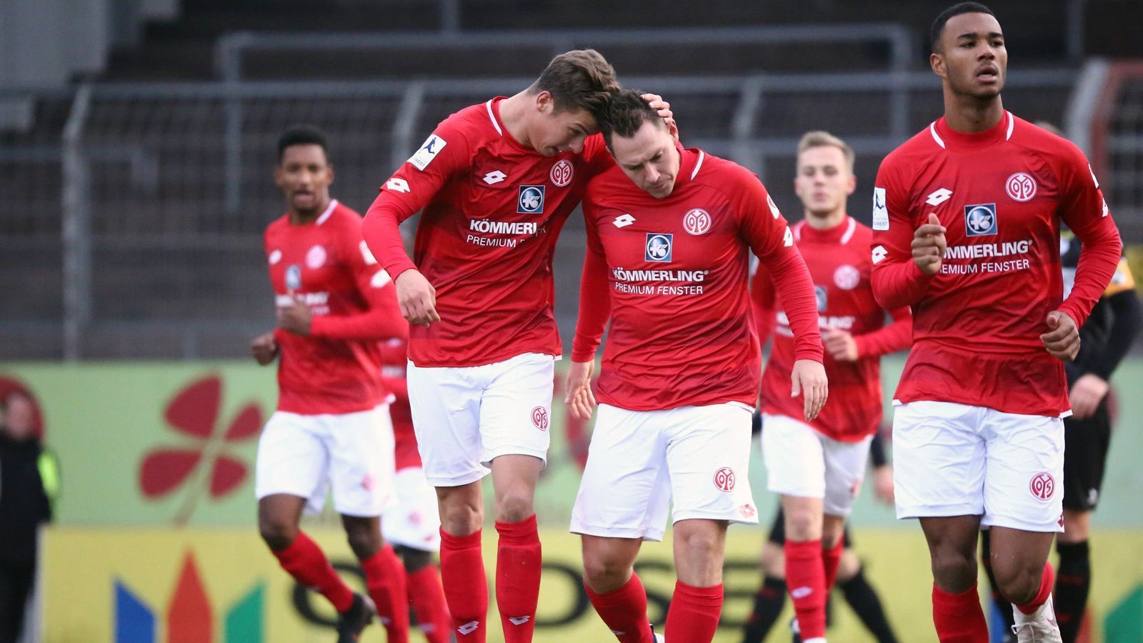 
                <strong>1. FSV Mainz 05 (Regionalliga Südwest)</strong><br>
                Die zweite Mannschaft des 1. FSV Mainz 05 blickt auf eine Vergangenheit in der 3. Liga zurück, als der Nachwuchs des "Karnevalsvereins" vom heutigen Bundesliga-Trainer Sandro Schwarz betreut wurde. In der abgelaufenen Saison aber wären die Mainzer beinahe in die Fünftklassigkeit abgerutscht. Nur ein guter Endspurt mit vier Siegen aus sieben Spielen bescherte dem 1. FSV Mainz 05 in der Regionalliga Südwest mit 33 Punkten einen Platz am rettenden Ufer. Nicht zuletzt waren die zwölf Saisontore von Karl-Heinz Lappe (Mi.) entscheidend für den Mainzer Regionalliga-Verbleib.
              