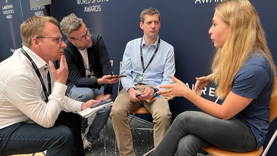 Sophia Flörsch bei einer Medienrunde mit ran-Redakteur Martin Volkmar (l.)