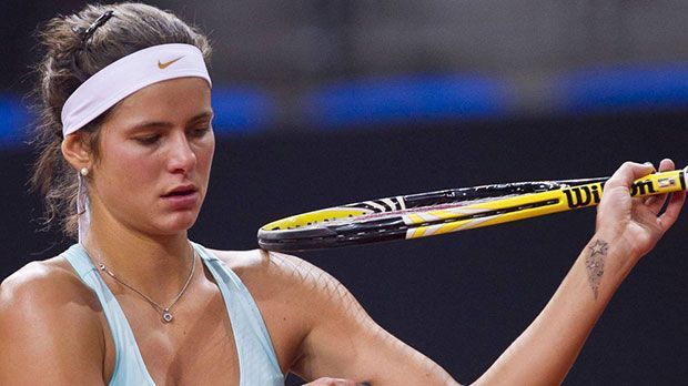 
                <strong>Julia Görges</strong><br>
                
              