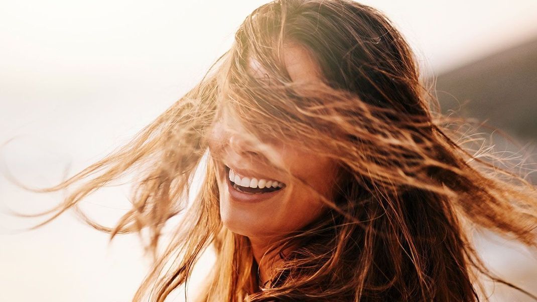 Beach Hair, don't care! Mit der richtigen Pflege bleiben die Haare auch im Strandurlaub glänzend und gesund.