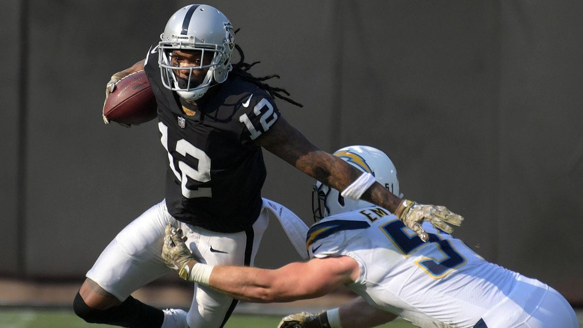 NFL, American Football Herren, USA Los Angeles Chargers at Oakland Raiders, Nov 11, 2018; Oakland, CA, USA; Oakland Raiders wide receiver Martavis Bryant (12) is defended by Los Angeles Chargers ou...