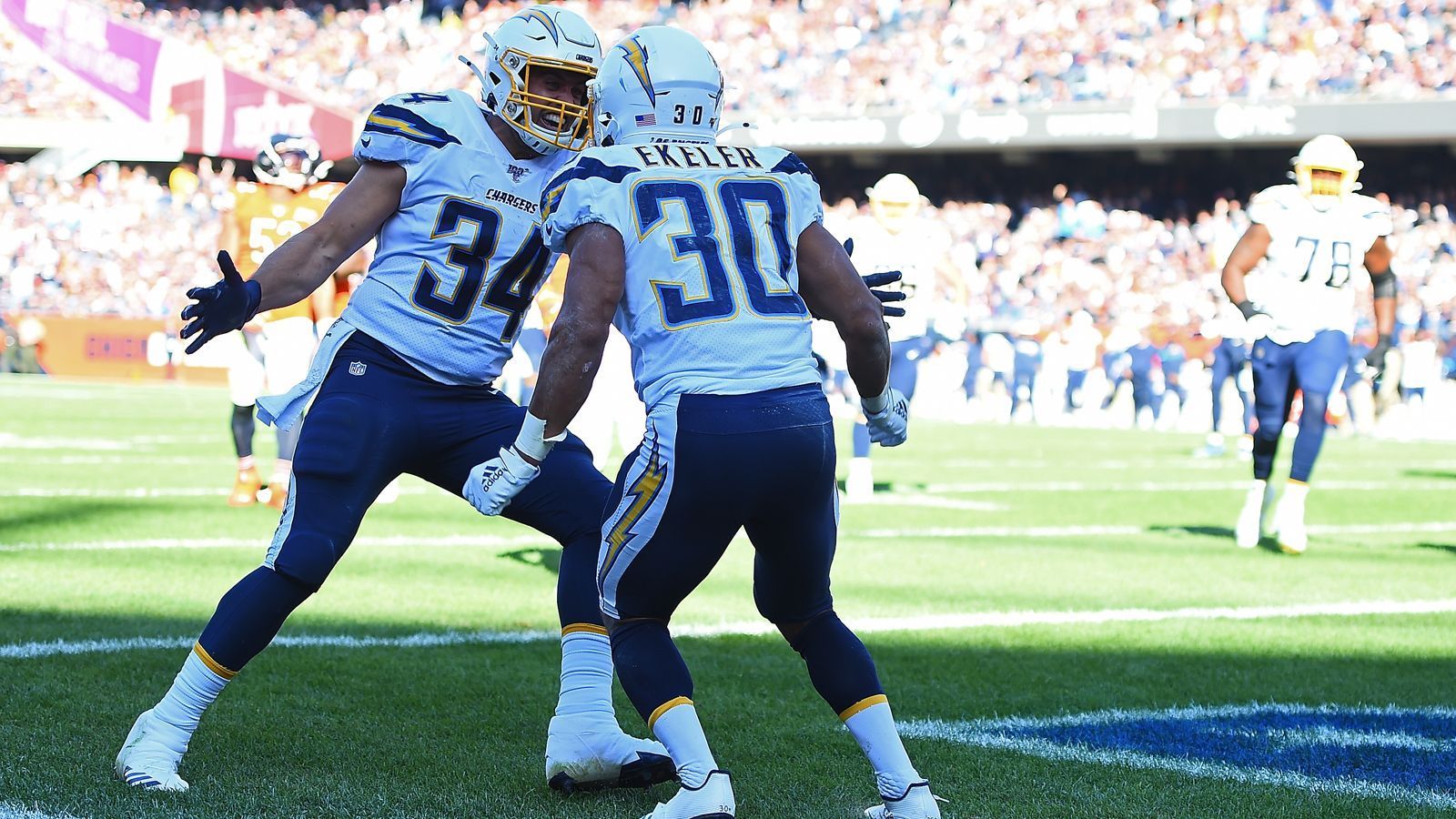 
                <strong>Start: Passing Offense der Los Angeles Chargers</strong><br>
                Gegen die schwache Passverteidigung der Oakland Raiders sollte Quarterback Philip Rivers abliefern. Anspielstationen hat er im Überfluss: Die Wide Receiver Keenan Allen und Mike Williams, Tight End Hunter Henry und auch die Running Backs Austin Ekeler und Melvin Gordon sind im Passspiel hervorragend.
              