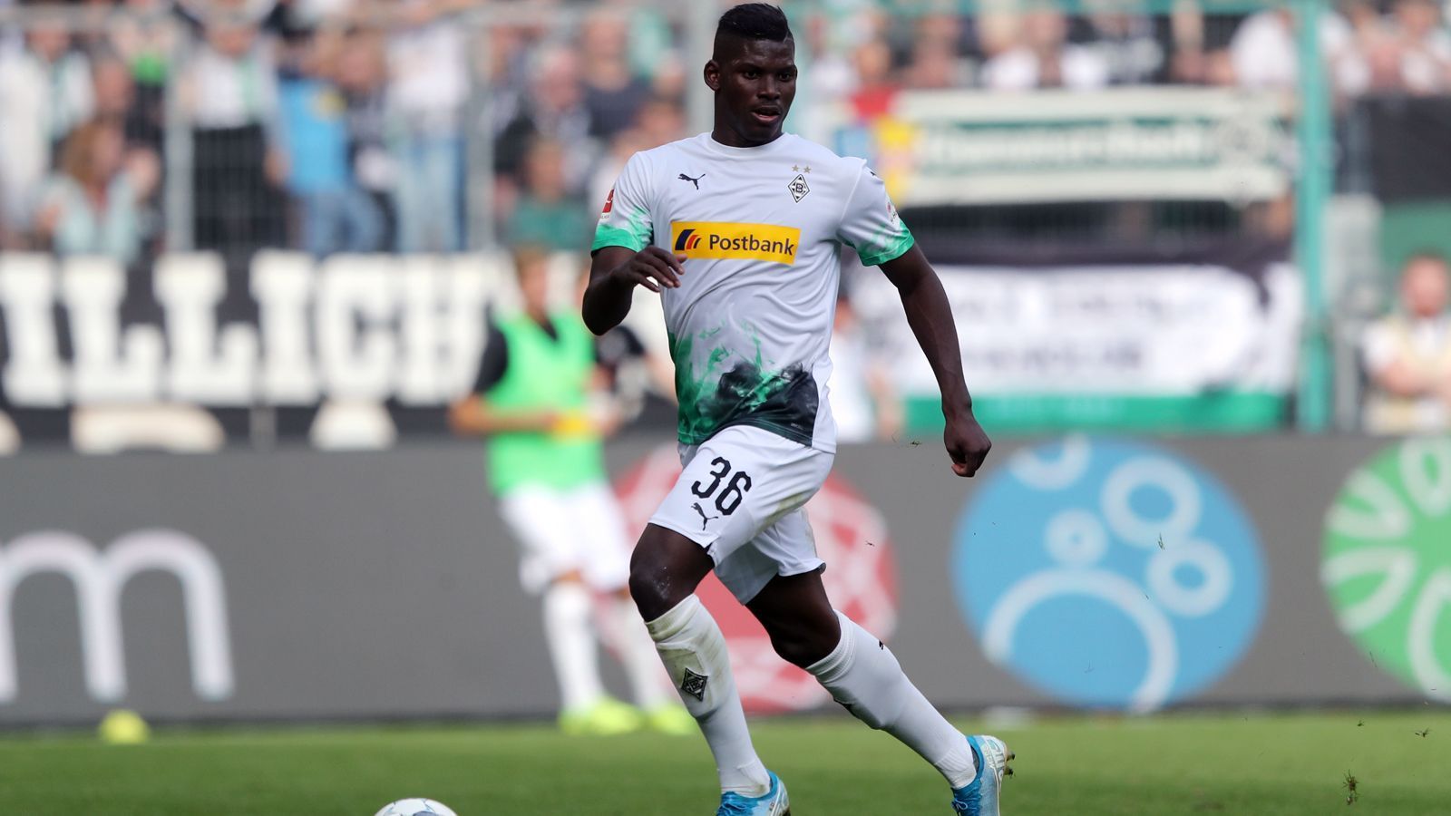 
                <strong>Breel Embolo</strong><br>
                Ein Transfer mit einem gewissen Risiko war auch jener von Breel Embolo. Der Schweizer Offensivmann galt einst als Wunderkind, als er für fast 30 Millionen Euro Ablöse von Basel zu Schalke kam. In Gelsenkirchen konnte sich der mittlerweile 22-Jährige aber vor allem auch wegen seinem Verletzungspech nie dauerhaft durchsetzen und schon gar nicht die üppige Ablösesumme rechtfertigen. So bekam Gladbach den Nationalspieler im Sommer 2019 für kolportierte zehn Millionen Euro - aus heutiger Sicht ein weiteres Schnäppchen von Manager Max Eberl. Denn der Neuzugang überzeugte ebenfalls auf Anhieb, traf bereits drei Mal (zwei Mal als Joker) und spielt obendrein in neuer Rolle. Zuletzt testete Coach Rose den gelernten Stürmer als Zehner in der Mittelfeldraute. Ein Experiment, das aufging, wie so vieles in der Frühphase der Gladbacher Saison 2019/20.
              