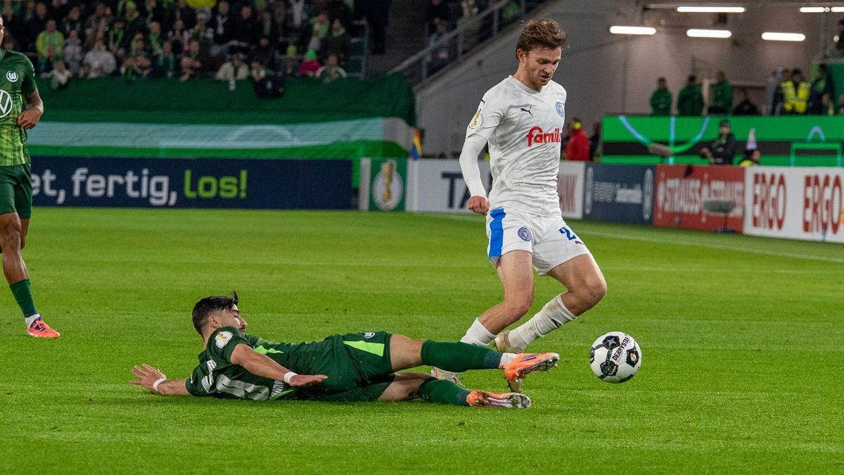 Zweikampf im Pokalduell Wolfsburg gegen Kiel