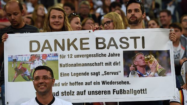 
                <strong>Schweinsteigers emotionaler DFB-Abschied</strong><br>
                Vor allem ein Wort ist zu lesen: Danke!
              