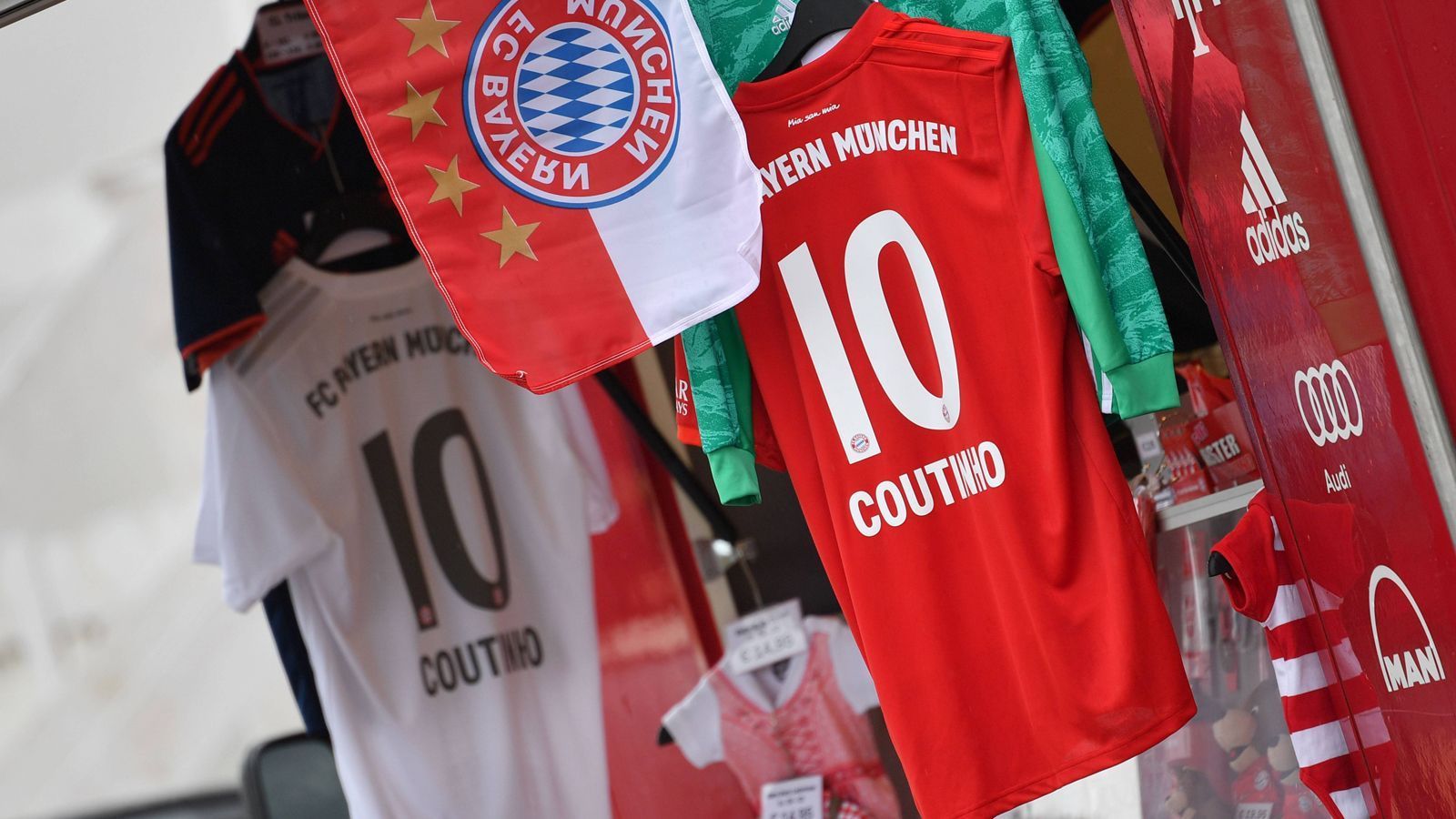 
                <strong>Zusammenschluss im Jahr 1906</strong><br>
                Durch einen Zusammenschluss mit dem Münchner Sport-Club (MSC) im Jahr 1906 konnte der FC Bayern die Sportstätte des MSC mit benutzen. Einzige Bedingung war damals, dass der FC Bayern, wie auch der MSC, mit roten Hosen und weißen Hemden spielen solle. So kam der deutsche Rekordmeister zu seiner heute traditionellen Trikotfarbe, die Bayern werden seitdem auch "die Roten" genannt.
              