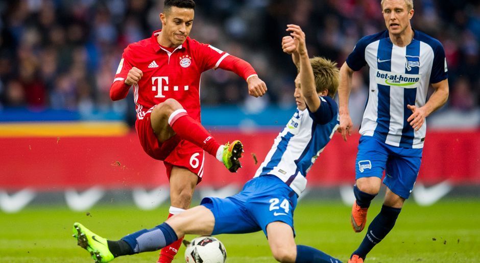 
                <strong>Thiago</strong><br>
                Thiago: Gegen Arsenal war er DER Top-Spieler der Bayern, in Berlin konnte der Spanier nicht ganz an diese Leistung anknüpfen - der Glanz und die Tore fehlten. Agierte wieder einmal als clevere Schnittstelle zwischen Mittelfeld und Angriff, musste sich aber regelmäßig auch tief zurückfallen lassen. Seine (Zauber-)Pässe fanden fast immer einen Abnehmer, die große Gefahr durch Thiagos Aktionen blieb aber aus. ran-Note: 2,5
              