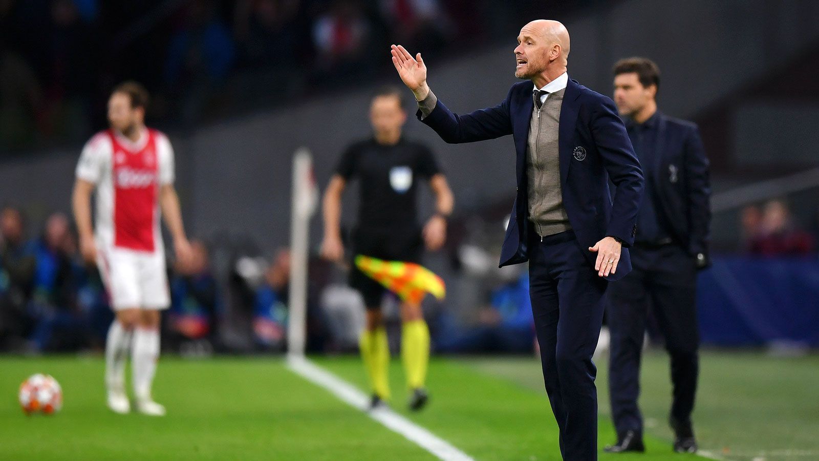 
                <strong>Platz 3: Erik ten Hag (Ajax Amsterdam)</strong><br>
                Wettquote 6,5In der Guardiola-Ära war Erik ten Hag für die zweite Bayern-Mannschaft verantwortlich. Er hat also den viel beschriebenen Stallgeruch. Im vergangenen Jahr führte der Niederländer Ajax Amsterdam bis ins Champions-League-Halbfinale und feierte die Meisterschaft. Ten Hag selbst bekundete zuletzt vorsichtig Interesse. Und auch Ajax würde seinem Trainer wohl keine Steine in den Weg legen. Ob ten Hag allerdings von jetzt auf gleich die Brocken in Amsterdam hinwirft, ist mehr als fraglich. 
              