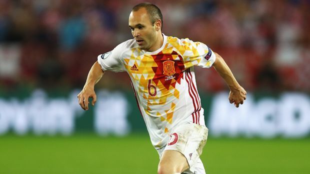 
                <strong>Mittelfeld: Andres Iniesta (Spanien)</strong><br>
                Mittelfeld: Andres Iniesta (Spanien). Zuckerpässe, elegante Bewegungen und eine wahnsinnige Übersicht. Im Alter von 32 Jahren hat der Barcelona-Star noch nichts verlernt. Zwar sind die Spanier hinter Kroatien nur Zweiter in der Gruppe C geworden, aber sie spielten mit den ansehnlichsten Fußball. Auch dank des Routiniers.
              