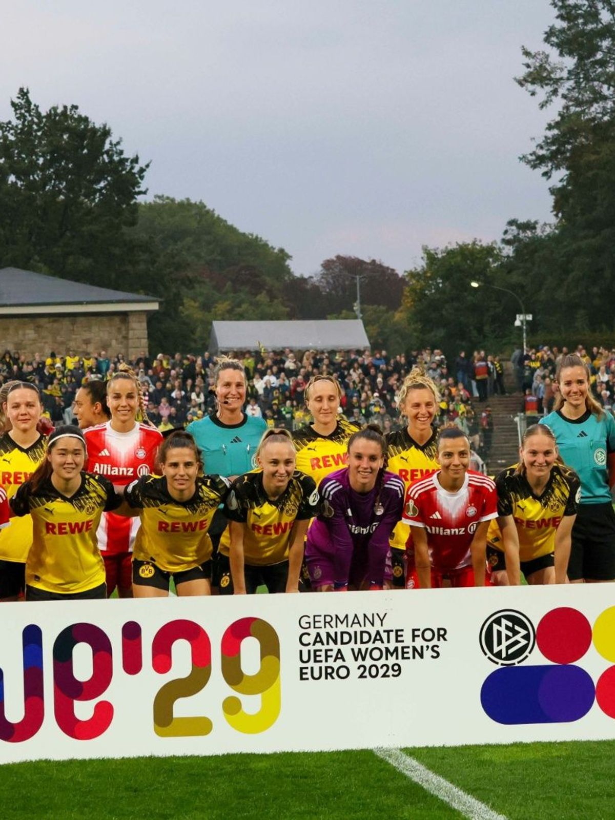 Aktion beim Pokalspiel Dortmund gegen Bayern im September