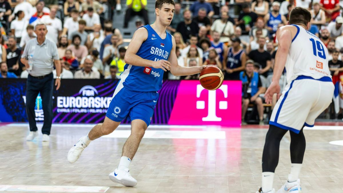 Topic (l.) im serbischen Nationaldress