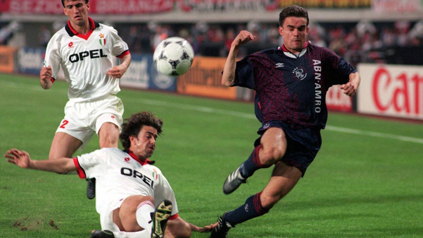 
                <strong>Marc Overmars (Ajax Amsterdam)</strong><br>
                Und noch ein Talent, dass es von Ajax bis Barcelona bzw. London schafft. Der Flügelspieler debütiert 1992 unter van Gaal und gewinnt mit ihm 1995 die Champions League und ein Jahr später den Weltpokal. 1997 zahlt Arsenal für ihn eine Ablöse von 7,5 Millionen Euro. Drei Jahre später wechselt er für 40 Millionen Euro nach Barcelona. 2004 beendet Overmars seine Karriere wegen einer schweren Verletzung.
              