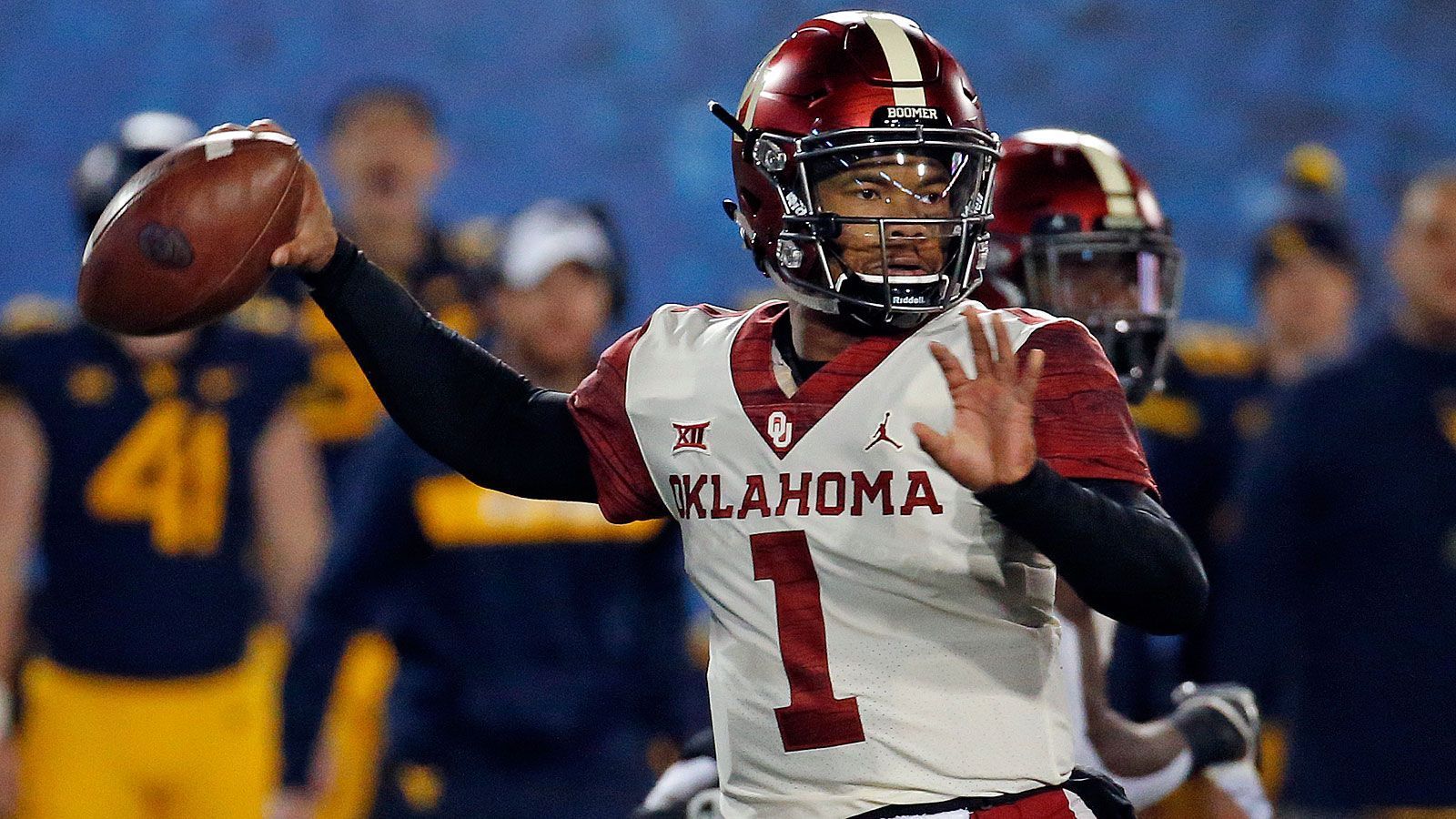 
                <strong>Kyler Murray (Oklahoma Sooners)</strong><br>
                Im Baseball-Team der Sooners spielt Murray als Outfielder. Auch als Quarterback besticht er besonders durch seine schnellen Beine. Dabei benötigte das Multitalent viel Geduld. Weil er von der Texas A&M an die University of Oklahoma wechselte, musste er die komplette Saison 2016 aussetzen. 2017 war Murray dann Backup von Baker Mayfield. Ab 2019 eifert er dann auf Kosten des letzten College-Jahres seinem Onkel Calvin nach - der war in der MLB für die San Francisco Giants, die Texas Rangers und die Chicago Cubs aktiv. Wir zeigen Euch in den folgenden Bildern wer noch zur Wahl der Heisman Trophy stand, doch nicht gewählt wurde.
              