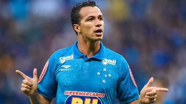 
                <strong>Leandro Damiao</strong><br>
                Leandro Damiao: Vor gut zwei Jahren wurde der brasilianische Torjäger immer wieder mit europäischen Topklubs wie Tottenham in Verbindung gebracht, doch zu einem Transfer kam es nicht. Jetzt könnte es so weit sein. Denn der 26-Jährige ließ seinen Kontrakt beim FC Santos auslaufen, um angeblich den nächsten Karriereschritt ablösefrei und damit eigenständig machen zu können. Er wird mit Galatasaray Istanbul in Verbindung gebracht.
              