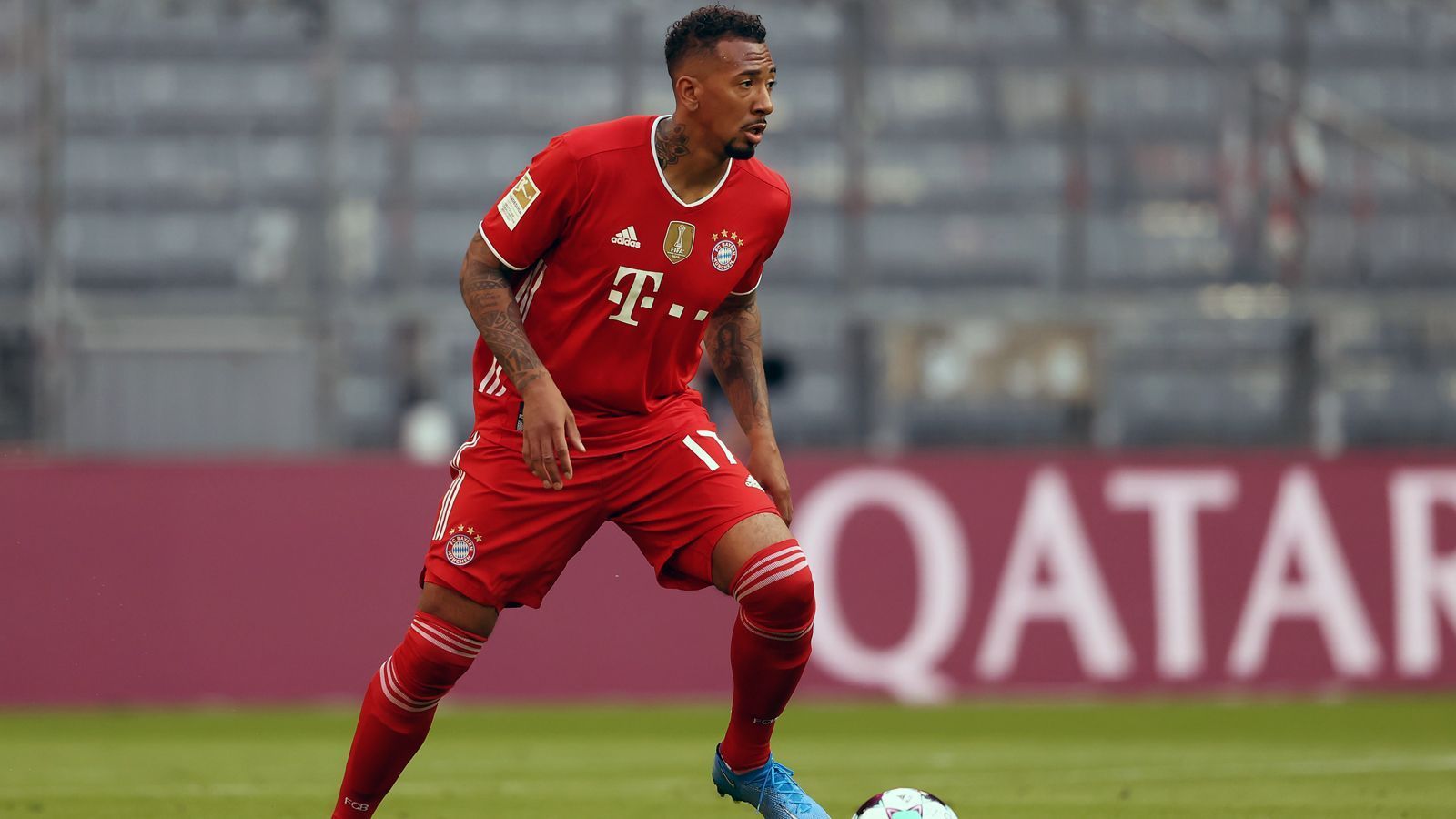 
                <strong>Jerome Boateng (seit 2011 beim FC Bayern München)</strong><br>
                Ebenfalls noch unbekannt ist der nächste Klub von Weltmeister Jerome Boateng, nachdem auch sein Vertrag beim FC Bayern mit Saisonende ausläuft. Der 32 Jahre alte Verteidiger stieß 2011 von Manchester City zu den Bayern und war seitdem über die meiste Zeit Stammspieler beim deutschen Rekordmeister. Lediglich unter Ex-Trainer Niko Kovac gab es eine Phase, in der Boateng auf das Abstellgleis geriet - zuletzt unter Hansi Flick aber eroberte sich der Routinier wieder seinen Platz in der Innenverteidigung. Kurioserweise soll es nun ausgerechnet Kovac sein, der Boateng Gerüchten zufolge zu seinem aktuellen Klub AS Monaco lotsen will. Für die Bayern bestritt Boateng in den zurückliegenden zehn Jahren 362 Pflichtspiele.
              