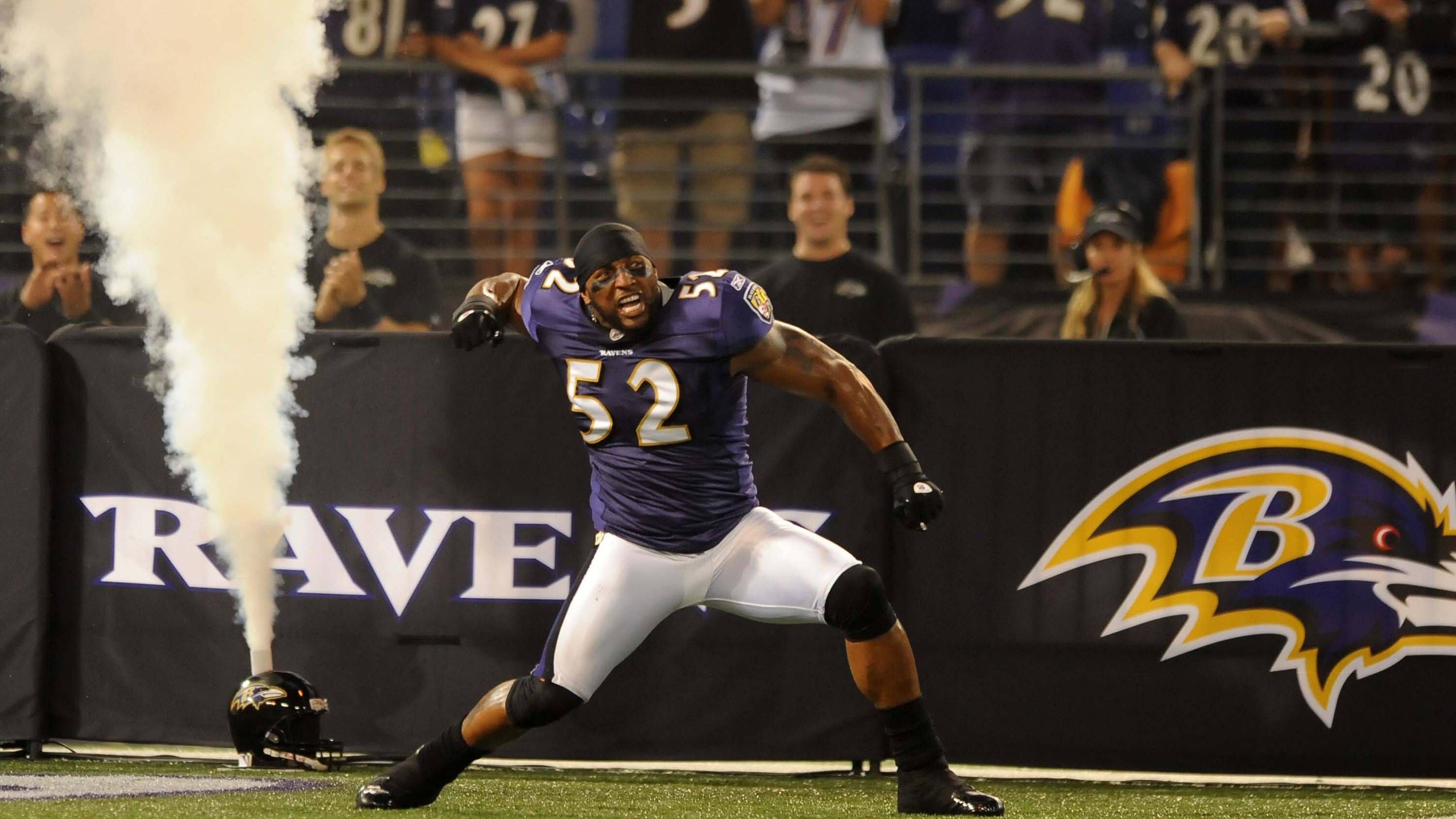 <strong>52: Ray Lewis</strong><br>Team: Baltimore Ravens<br>Position: Linebacker<br>Erfolge: Pro Football Hall of Famer, zweimaliger Super-Bowl-Champion, zweimaliger NFL Defensive Player of the Year, Super-Bowl-MVP 2000, siebenmaliger First Team All-Pro, 13-maliger Pro Bowler<br>Honorable Mentions: Patrick Willis, Khalil Mack