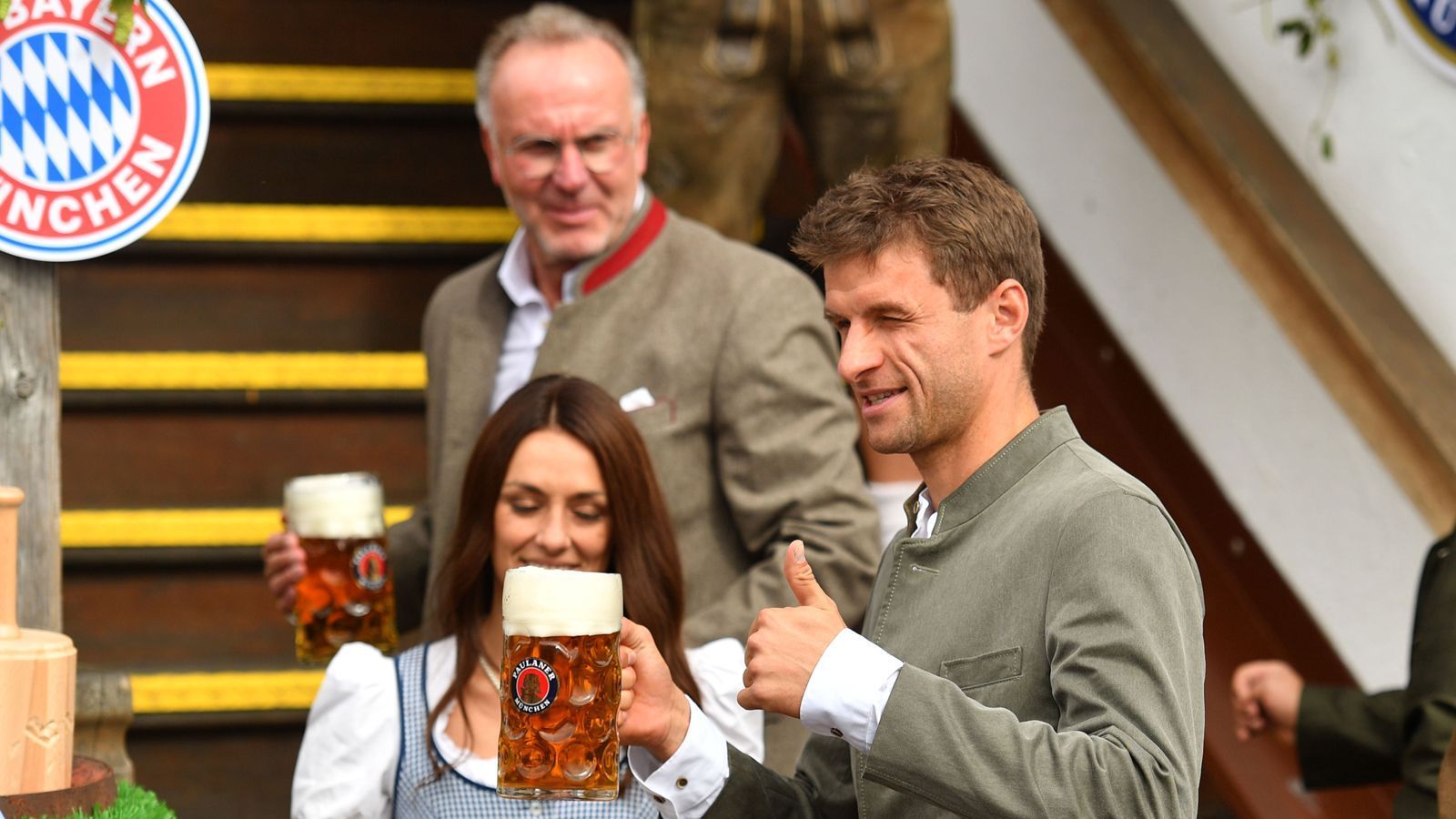 
                <strong>Die Bayern-Stars auf dem Oktoberfest 2019</strong><br>
                Der aktuelle Reservist Thomas Müller kam gut gelaunt auf die Wiesn und nahm die erste Mass schon vor dem Eingang ins "Paulaner"-Zelt in Empfang. Bei der Pleite gegen Hoffenheim bereitete der Ex-Nationalspieler den zwischenzeitlichen Bayern-Ausgleich als Joker vor.
              